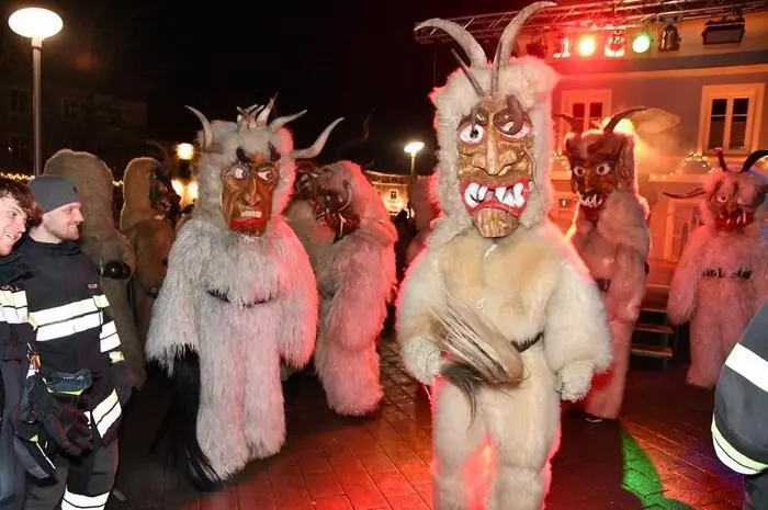 Die Feuerwehr Neumarkt und das Begleiterteam der Perchtengruppen sorgten für den reibungslosen Verlauf, es sollte ein unterhaltsamer und gleichzeitig auch spannender Abend werden, so die Organisatoren. 