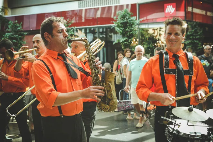 Die französische Compagnie LE SNOB entfachte mit ihren Instrumenten und ihrer Spiellust eine musikalische Marschbewegung.