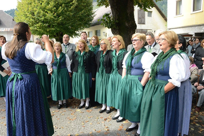 Gesangliche Umrahmung des Platztanzes durch den gemischten Chor Gegendtal