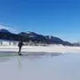 Hubert Stampfer präpariert die Eisfläche zusätzlich noch mit Wasser