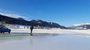 Hubert Stampfer präpariert die Eisfläche zusätzlich noch mit Wasser