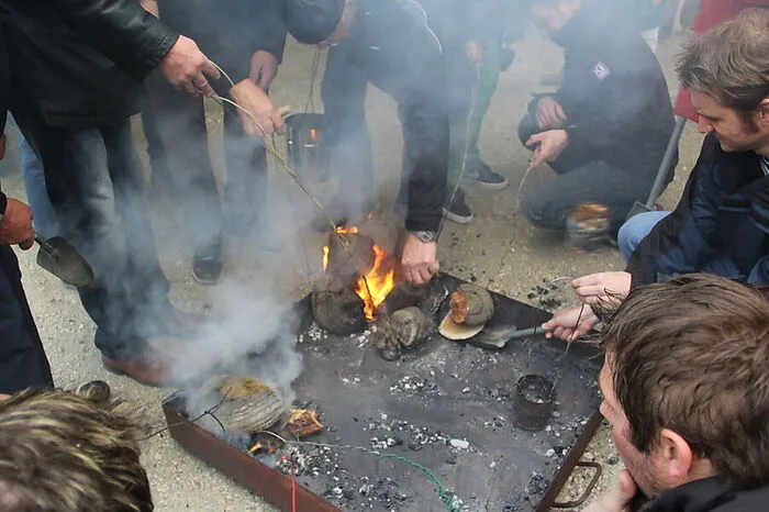 Am Karsamstag lädt die Pfarre im Wolfsberger Ortsteil St. Stefan zur Feuersegnung ab 6 Uhr ein. Das geweihte Feuer wird zum Anheizen des Küchenofens und zum Kochen des Osterschinkens verwendet. Früher wurde das Feuer mithilfe von Holzschwämmen nach Hause getragen. Die Holzschwämme waren an Drähten befestigt und wurden im Kreis geschwungen, um die Glut zu entfachen. In einigen Dörfern im Lavanttal gehen manche Bewohner auch heute noch mit dem glühenden Holzschwamm um ihre Häuser und in die Räume, um Böses zu vertreiben.