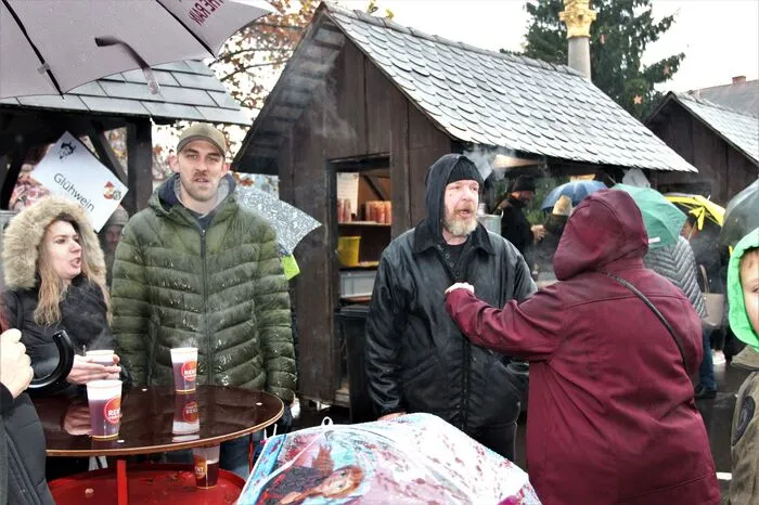 Und wenn es der Krampus zu wild treibt, dann schreitet der Nikolaus ein, verteilt kleine Süßigkeiten und spricht den kleinsten Besuchern liebevoll zu.