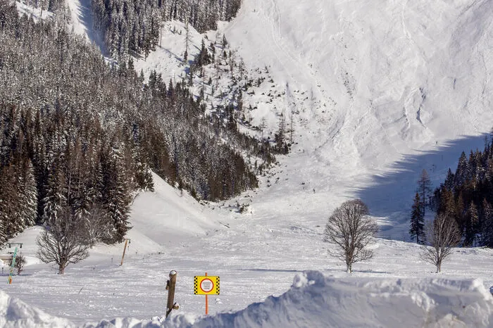 ... ein Dach in der Ramsau von der Schneelast ...
