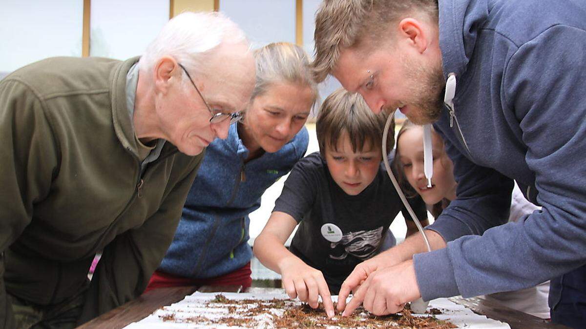 Interessiert waren Forscher und Besucher bei der Sache