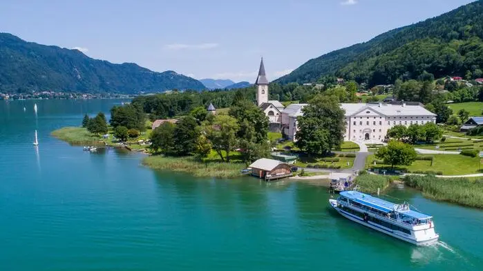 Das Stift Ossiach aus der Luft, im Vordergrund der Ossiacher See | Tatort Stift Ossiach