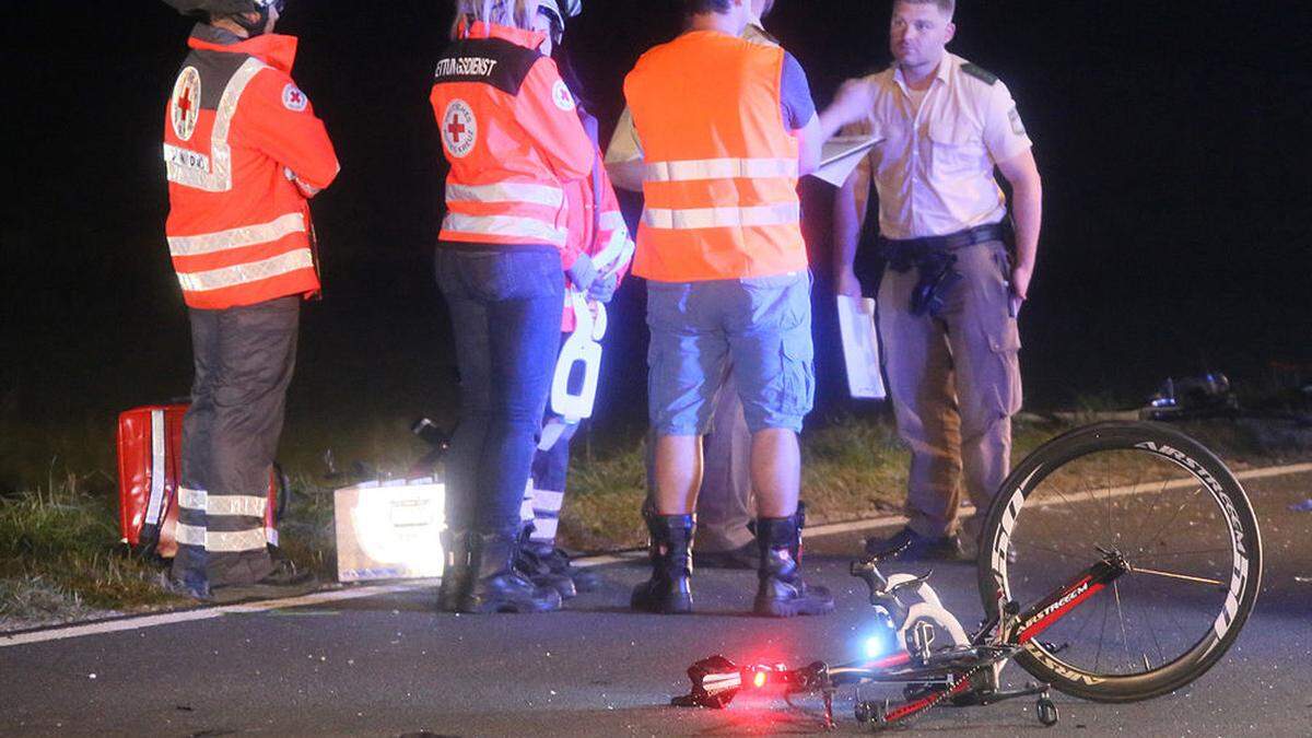 Pkw fuhr in Gruppe von Salzburger Rennradfahrern