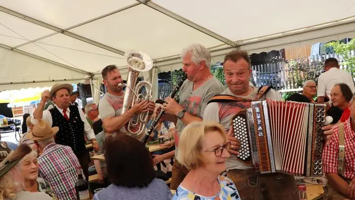 Mit dabei waren die Trachtenmusikkapelle Bodensdorf, EU-Bauer Manfred Tisal, das Schilehrer Duo, Kärnt’n Gluat, die Mir Nock’n, die Wendl Buam, Stub&Inger, die Zuagraasten, die Zamm Reissa, Die Tiger, die Stromlosen.