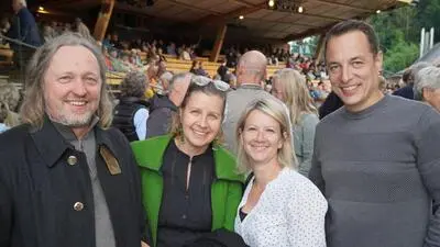 Große Premiere auf der Brandlucken: Zahlreiche Besucherinnen und Besucher sahen sich am Mittwochabend das Stück „Pension Schöller“ in der Huab’n an