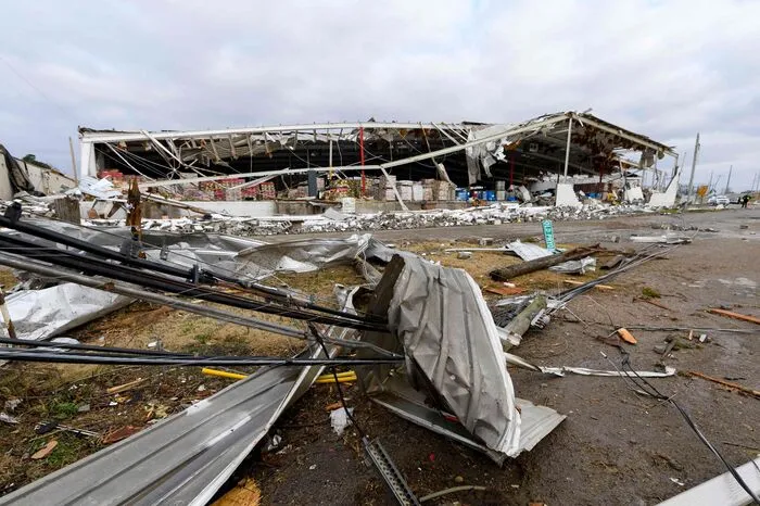 Der Direktor der Katastrophenschutzbehörde in Kentucky, Michael Dossett, sagte dem Sender CNN, Tornados hätten eine Schneise über 200 Meilen (320 Kilometer) von Südwesten nach Nordosten in dem südöstlichen Bundesstaat geschlagen. Er sprach von einem der "dunkelsten Tage" Kentuckys.