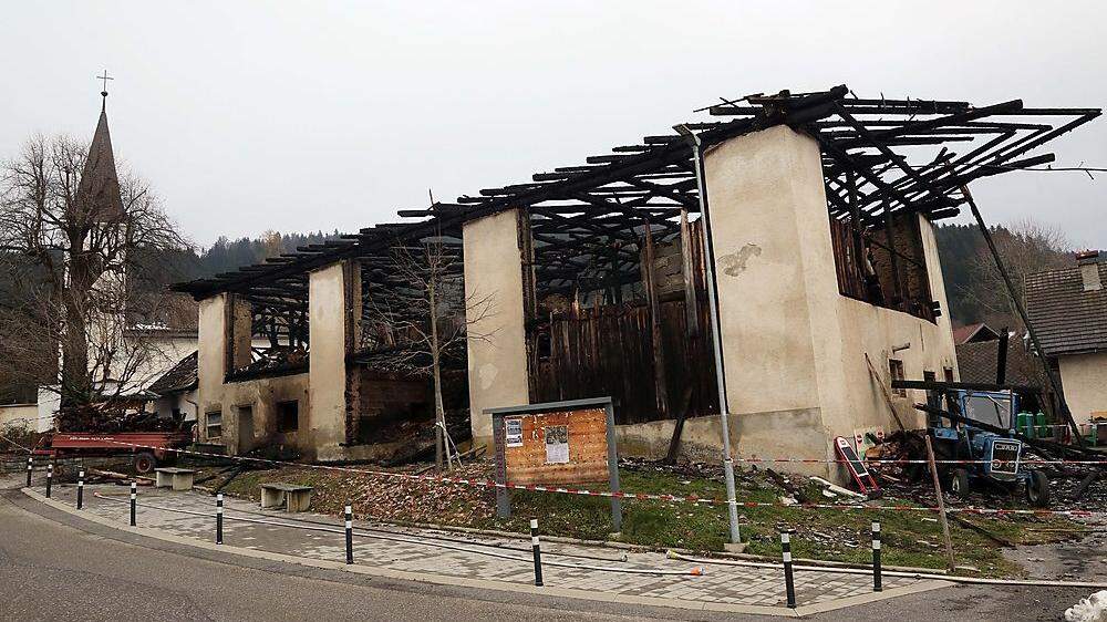 Vor einer Woche war ein Stall in Wernberg bis auf die Grundmauern niedergebrannt 