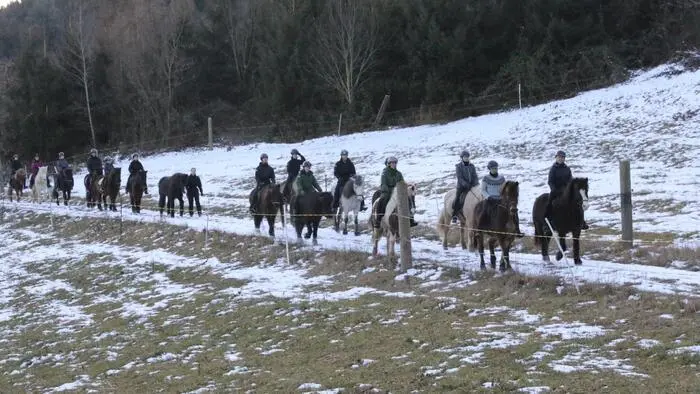 An die 30 Reiterinnen und Reiter waren am Donnerstagnachmittag in der Gemeinde St. Georgen am Längsee mit ihren edlen Rössern auf den Mentehof nach Unterlatschach gekommen, um diesen alten Brauch hochzuhalten. Klar, dass für diesen Ehrentag alle Pferde festlich herausgeputzt wurden. 