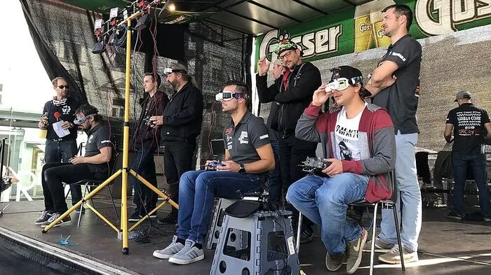 Von der Bühne aus wird per Videobrille der kleine Copter durch die Lüfte gesteuert