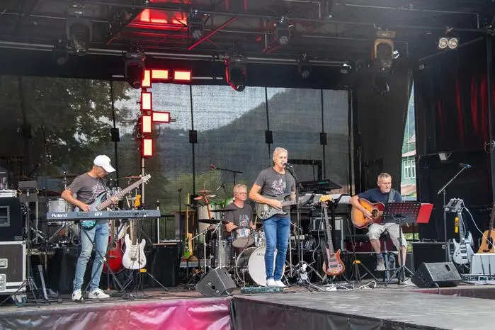 Vor dem Auftritt der Band, die heuer ihr fünfjähriges Jubiläum feiert, spielten „The Strings“ – eine Schulband, die sich nach 45 Jahren wieder zusammengefunden hatte