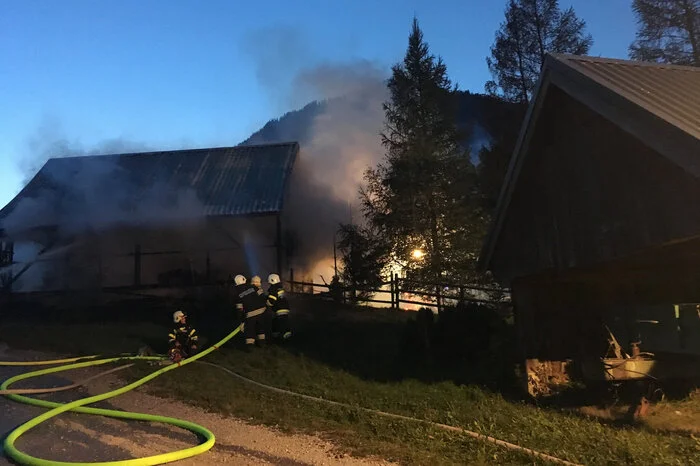Die Löschwasserversorgung gestaltete sich schwierig, deshalb waren insgesamt acht Feuerwehren im Einsatz.
