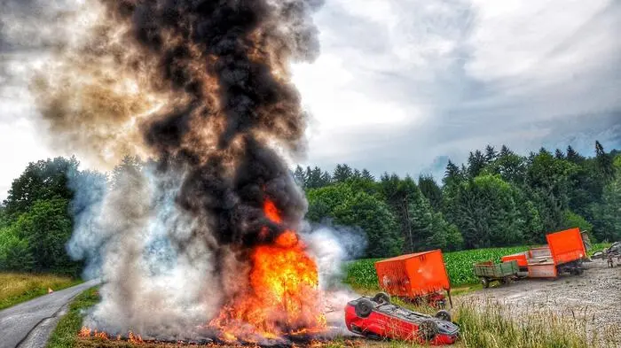 Eine "heiße" Einsatzübung führte am Montagabend die Feuerwehr Heiligenkreuz am Waasen durch. Die Annahme: Ein Urlauber war mit seinem Pkw und Wohnwagen von der Fahrbahn abgekommen, dabei überschlugen sich Pkw und Wohnwagen, wobei der Wohnwagen Feuer fing.