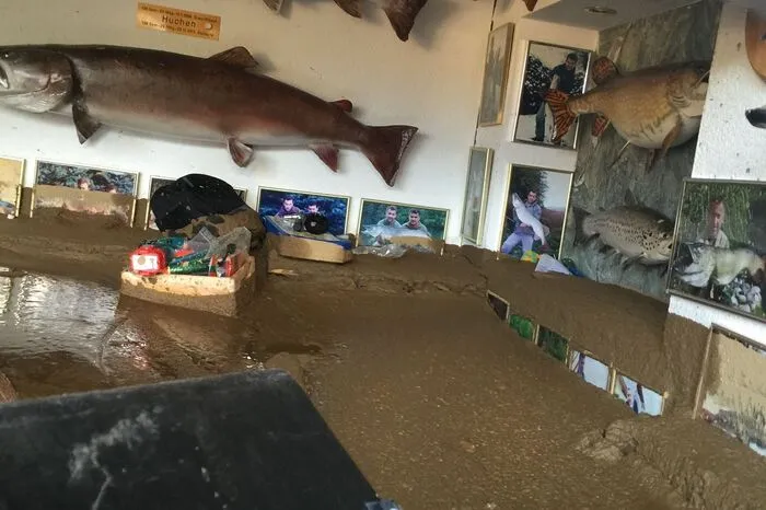 Die Fischerstube dieses Hauses ist mit Schlamm gefüllt.