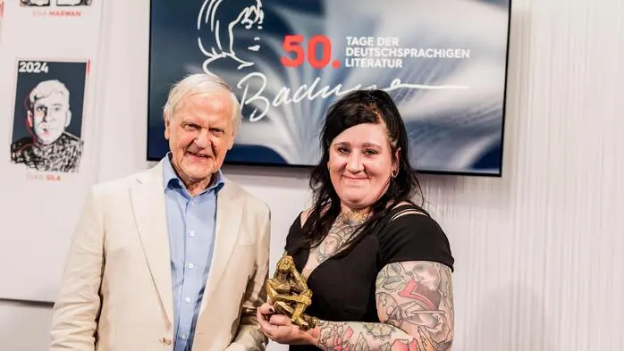 Bachmann-Preisträgerin Lena Schätte gemeinsam mit Heinz Bachmann, Bruder von Ingeborg Bachmann