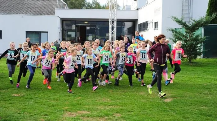 350 Schüler im Alter von 10 bis 15 Jahren nahmen am "Running School"-Lauf im Sportzentrum Zeltweg teil.
