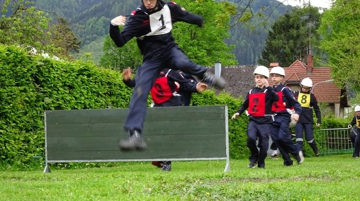 Am langen Wochenende trat der Feuerwehrnachwuchs der FF Leoben-Stadt und Leoben-Göss mit Betreuern im Rüsthaus der FF Leoben-Stadt eine 24-Stunden-Übung an.