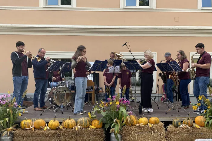 Ebenso das Blasorchester/Godba na pihala unter der Leitung von Michael Vavti. 