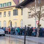 Eine Menschenschlange vor einer Arztpraxis in Lienz rückt die Augenarzt-Situation in Osttirol wieder ins Licht