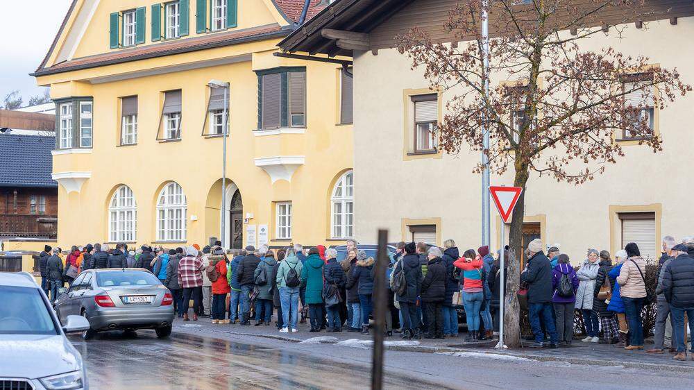 Eine Menschenschlange vor einer Arztpraxis in Lienz rückt die Augenarzt-Situation in Osttirol wieder ins Licht
