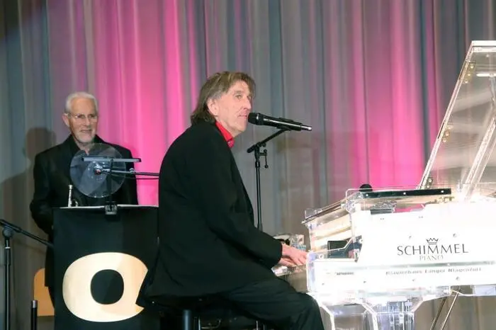 In einem nahezu dreistündigen Programm ließen die Musiker der „Udo Jürgens Tribute Band“ unter der Leitung von Gert Prix Nostalgie pur aufkommen. 
