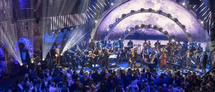 Das Kammerorchester Lipizzanerheimat trat mit Ina Regen und Johnny Logan (Foto) auf den Kasematten in Graz auf