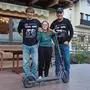 Michi Kurz (links) und „Radlwolf“ Wolfgang Dabernig freuen sich mit Theresia Catharina Kanzian über den neuen E-Scooter 
 
 