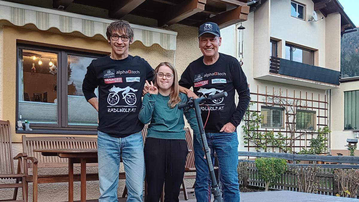 Michi Kurz (links) und „Radlwolf“ Wolfgang Dabernig freuen sich mit Theresia Catharina Kanzian über den neuen E-Scooter 
 
 