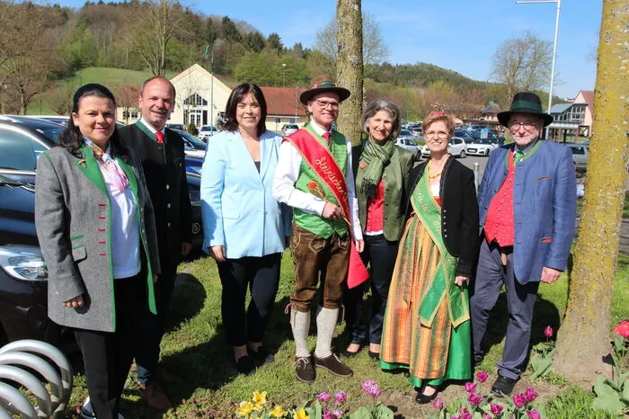 Nach der feierlichen Verabschiedung des Prinzenpaares eröffnete Bürgermeister Johann Suppan gemeinsam mit der Nationalratsabgeordneten Agnes Totter und der Vorsitzenden des Thermen- und Vulkanlandes Sonja Skalnik den Edelsbacher Wandertag.