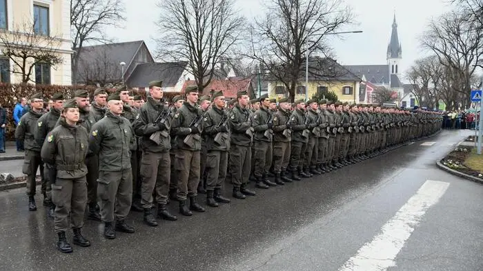 Insgesamt 310 Rekruten des Einrückungstermines 1. Februar 2024 aus den steirischen Bundesheer-Einheiten Überwachungsgeschwader Zeltweg, Versorgungsregiment 1 aus Gratkorn und der Flugbetriebskompanie aus Aigen im Ennstal legten am Freitag in Weißkirchen ihren Treueeid auf die Republik Österreich ab.
