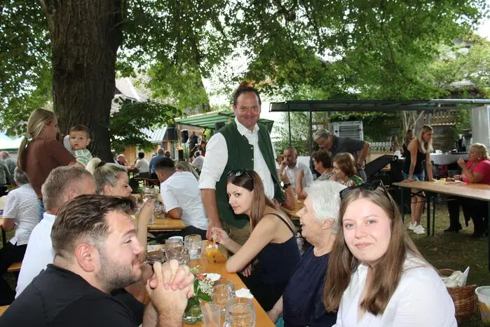 Kulinarisch wurden die Gäste mit Grillvariationen, knusprigen Hendel und selbstgebackenen Mehlspeisen verwöhnt. 