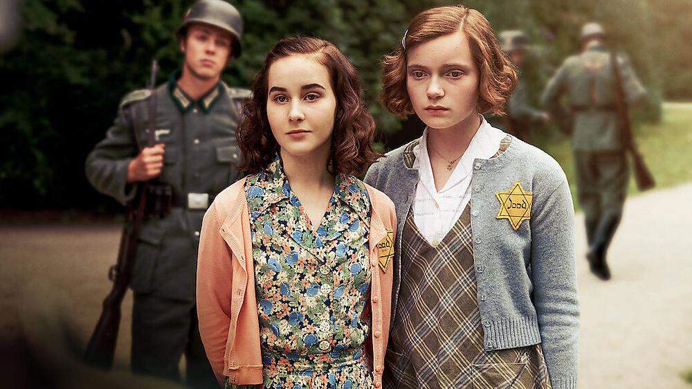 Die Freundinnen Anne (Aiko Beemsterboer) und Hannah (Josephine Arendsen) vor Nazi-Schergen. 