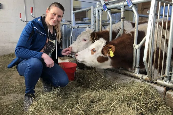 Die Liebe zu den Tieren motiviert die junge Landwirtin.