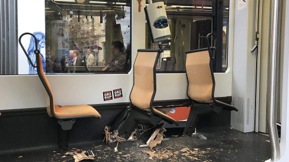 Insgesamt wurden bei dem Zusammenstoß 15 Fahrgäste und die Lenkerin einer Straßenbahn leicht verletzt