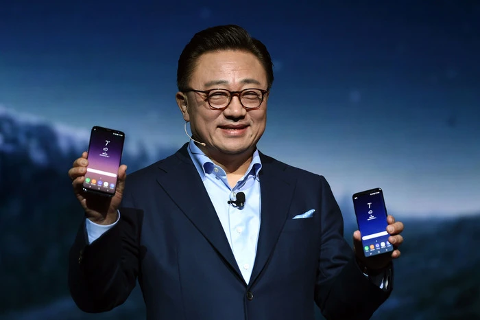 DJ Koh, Präsident der Sparte mobile Kommunikation bei Samsung Electronics sieht in dem Gerät eine neue Ära des Smartphone-Designs.