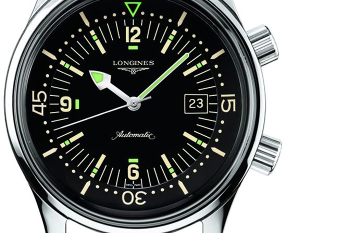 The Longines Legend Diver Watch ist die Neuauflage einer Taucheruhr von 1960. Die Highlights: Saphirglas, eine verschraubte Krone und ein verschraubter Boden für Wasserdichtigkeit bis 300 Meter sowie eine beidseitig drehbare, innenliegende Tauchzeitscheibe.