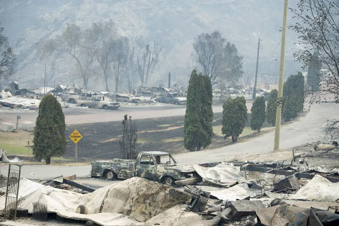 Die Waldbrände im US-Staat Kalifornien konnten unterdessen weiter eingedämmt werden. Kühlere, feuchte Luft vom Meer sei den Einsatzteams in einigen Regionen zur Hilfe gekommen, berichtete die "Los Angeles Times".