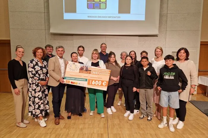 Bettina Mackowski (7.v.l.), Leiterin des Feldbacher Jugendzentrums Spektrum, mit Sonja Skalnik (5.v.l.), Mitwirkenden am Projekt und Vertretern des Regionalmanagements sowie Ehrengästen