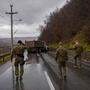 Nato-Soldaten inspizieren eine Straßenblockade im Norden Kosovos