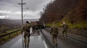Nato-Soldaten inspizieren eine Straßenblockade im Norden Kosovos