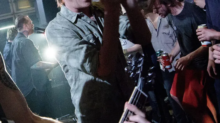 Ein junger Wiener hat sich mit Freunden für ein sogenanntes "Wohnzimmerkonzert" der Toten Hosen beworben. Campino kam und rockte am Montagabend über zwei Stunden.