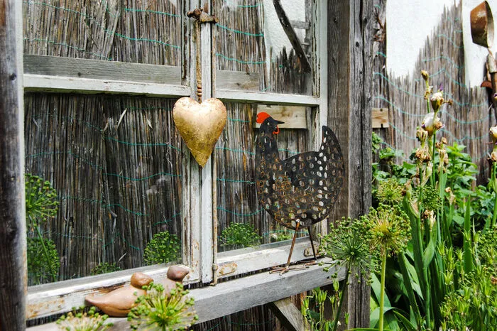 Neben einer großen Pflanzen- und Insektenvielfalt kann dort liebevoll hergestellte Handwerkskunst bestaunt werden.
