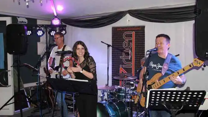 Insgesamt sechs Live-Acts bereicherten am Samstagabend das Partytreiben in der Stadt. Hier am Bild: Die steirische Band "VanZirben"