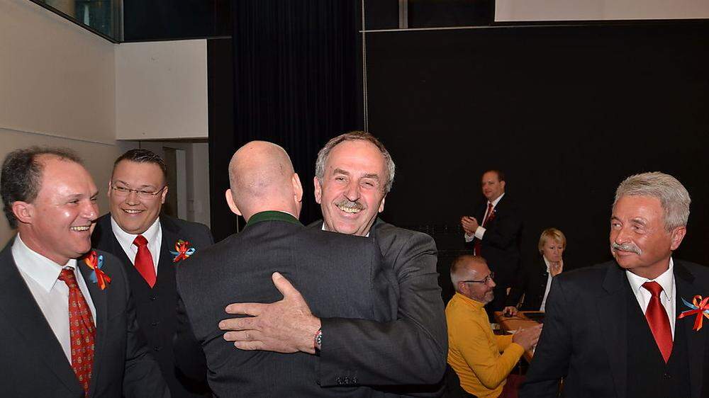 Der neue SPÖ-Bürgermeister von Wildon, Helmut Walch (4. von links), in der Stunde seines Triumphes 