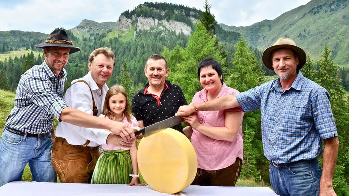 Auf der Rattendorfer Alm wurde im Zuge des Almkirchtags der erste Almkäse der Saison angeschnitten.