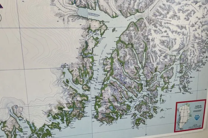 Übersicht über die Insel mit der Stadt Tasiilaq und dem Sermilik-Fjord