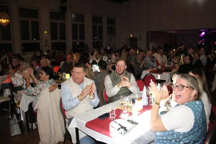 Das Publikum in Köflach wurde über zwei Stunden mit vielen Hits der letzten 30 Jahre verwöhnt und im zweiten Teil des Konzertes genossen die Besucher besinnliche Lieder passend zur kommenden stillen Zeit. 